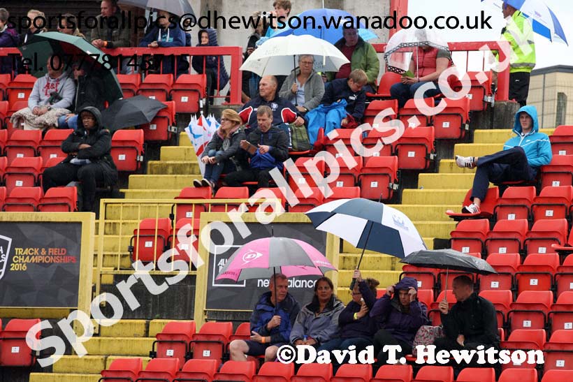 It's raining, English Schools Track and Field. Photo: David T. Hewitson/Sports for All Pics